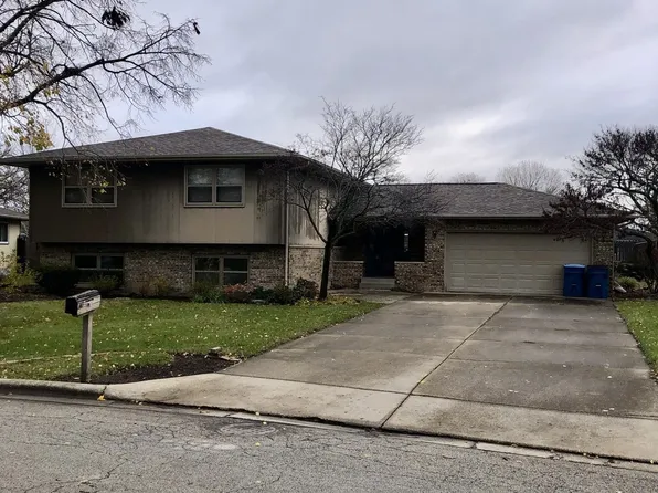 2705 Debo Dr, Peru, IL 61354
