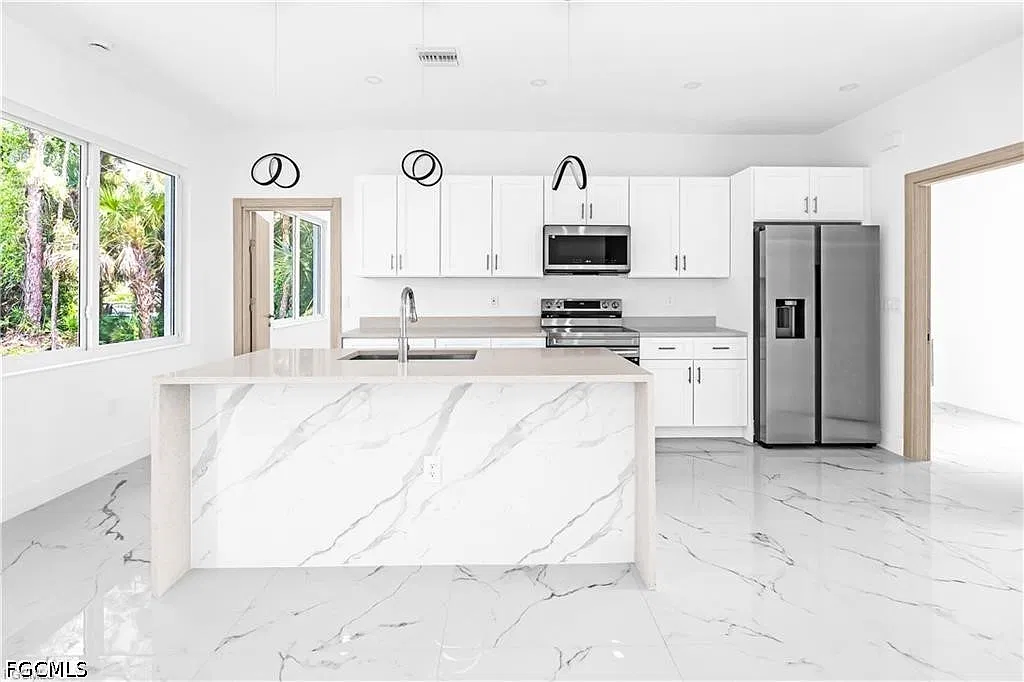 3 bed, 2.0 bath, 1366 sqft, $2,300 — Photo 3
