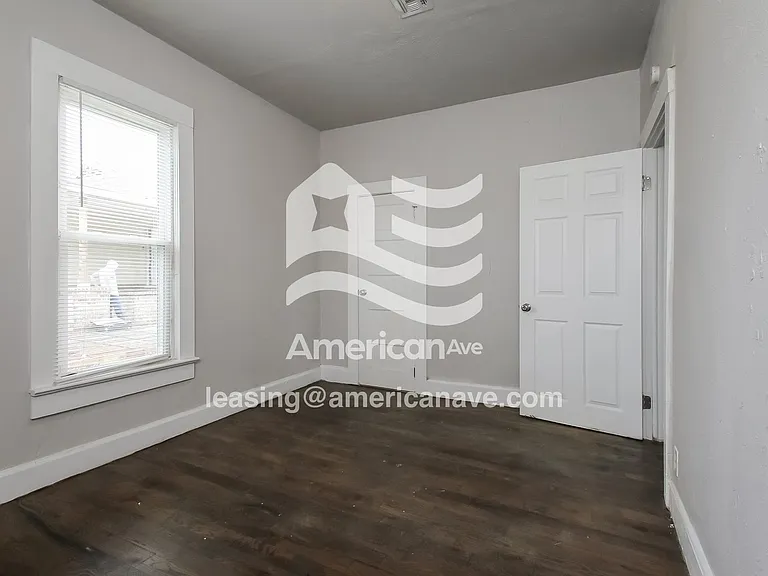 1697247_007_main_bedroom_8.jpg