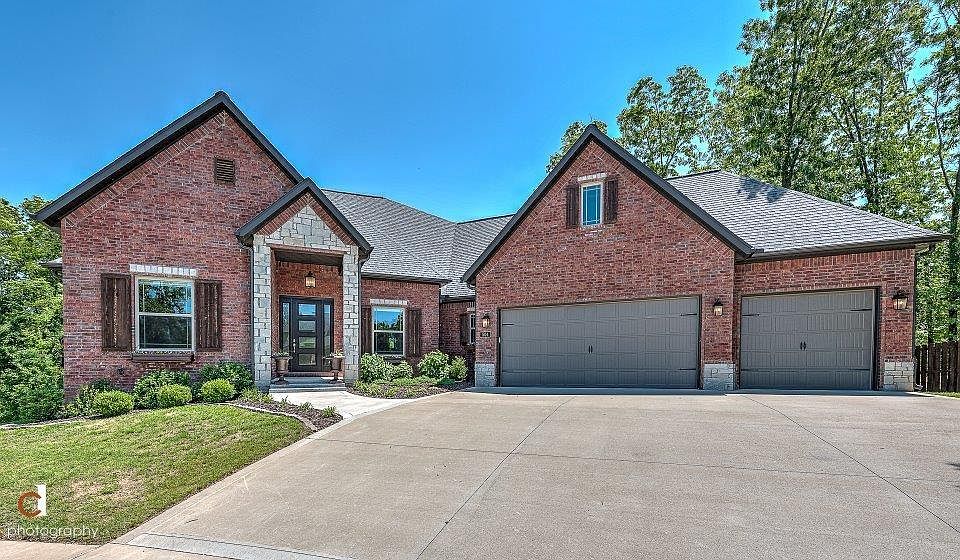 1st image of 504 NE Lake Pointe Pl