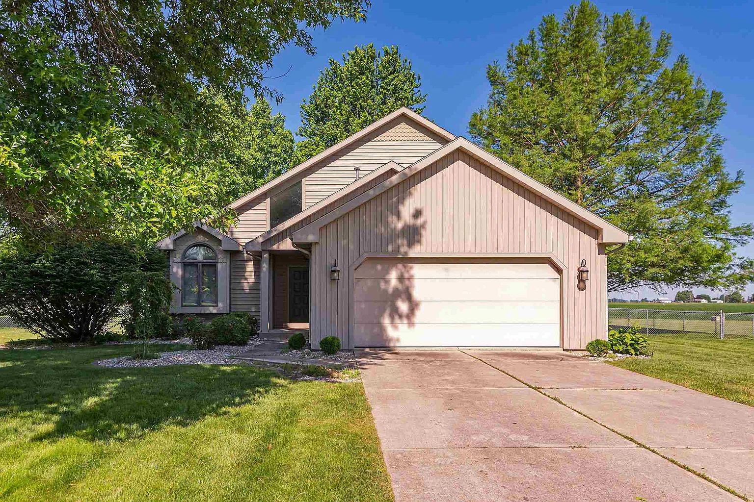 1309 N Hickory Ln photo 1