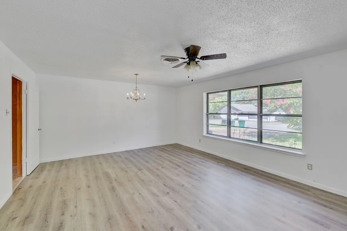 4 bed, 2432 sqft, $1,700 — Photo 4