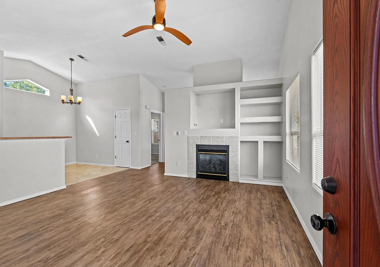 2 bed, 2.0 bath, 1006 sqft, $1,900 — Photo 3