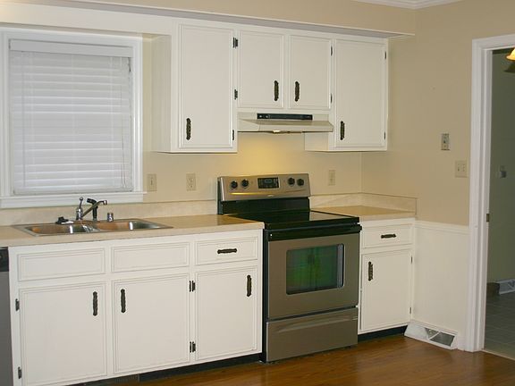 3rd image of 3330 Lake Shore Dr