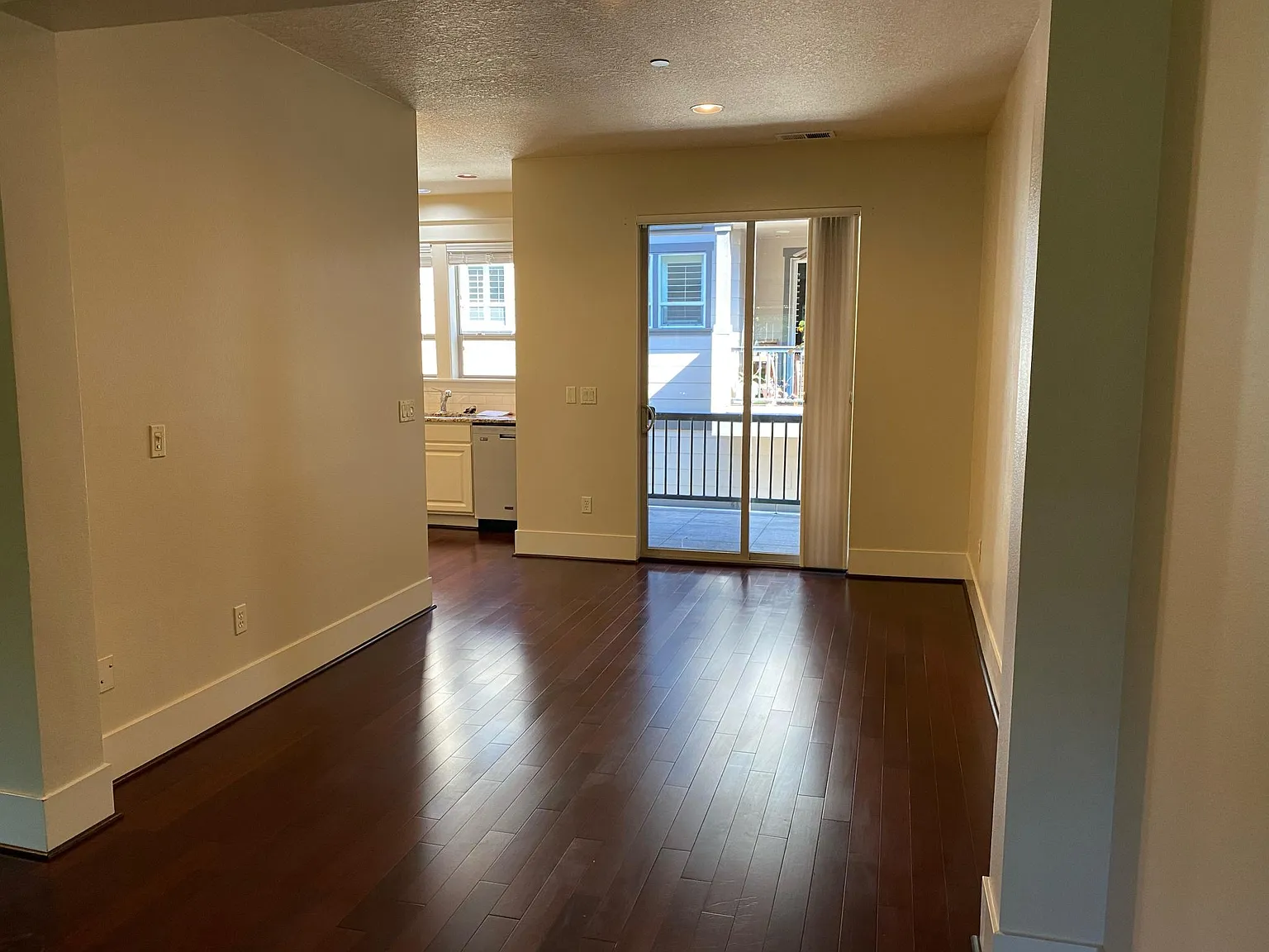 3 bed, 2.5 bath, 1925 sqft, $3,300 — Photo 3