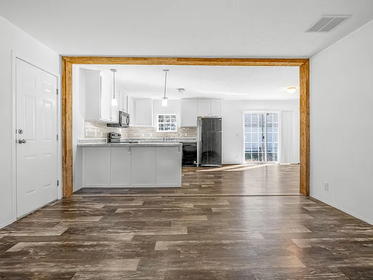 204 E 11th St #1 — Photo 31
