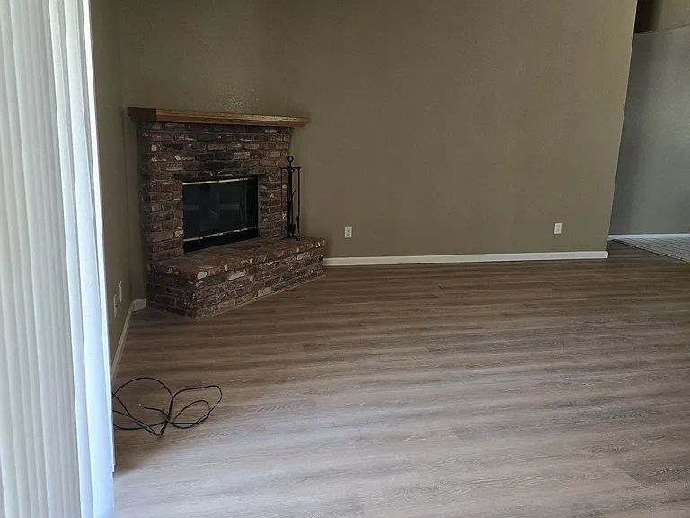421 Community Dr — Photo 5