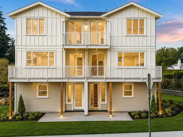768 Lindsay St #2, Saanich, BC V8Z 3E1