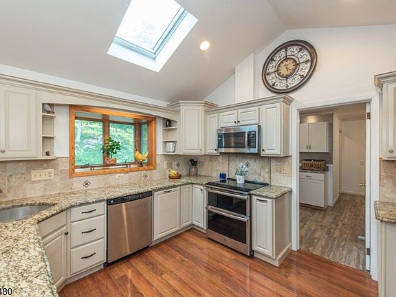 4th image of 30 Woodland Rd