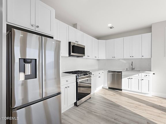 4th image of 233 Dupont Ave #2