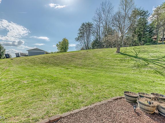 3rd image of 307 Sawyer Cir