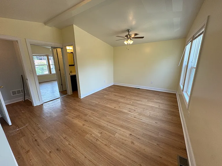 211 E Kingsley St — Photo 8