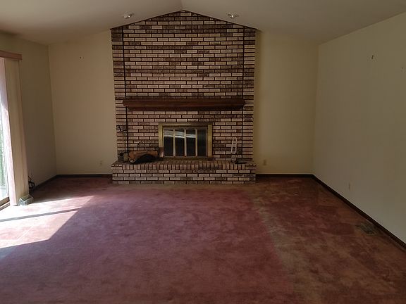 4th image of 16043 Penn Dr
