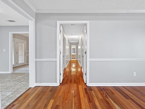 4th image of 517 Riverbend Cv