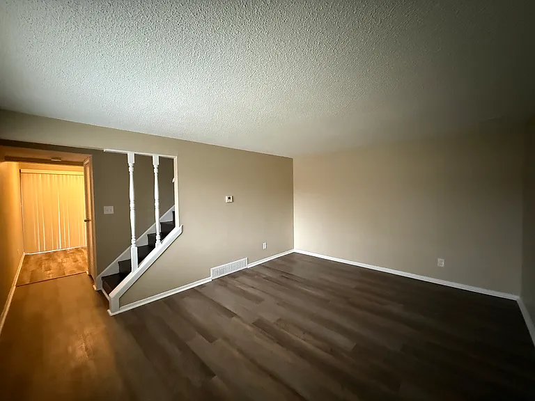 7276 Broadwyn Dr — Photo 3