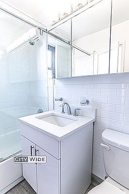 4th image of 240 E 82nd St APT 18H