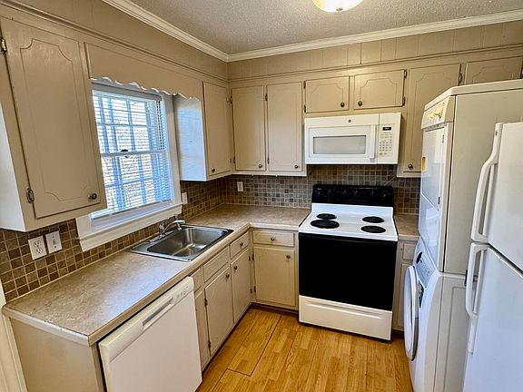 4th image of 402 E 2nd St Unit B