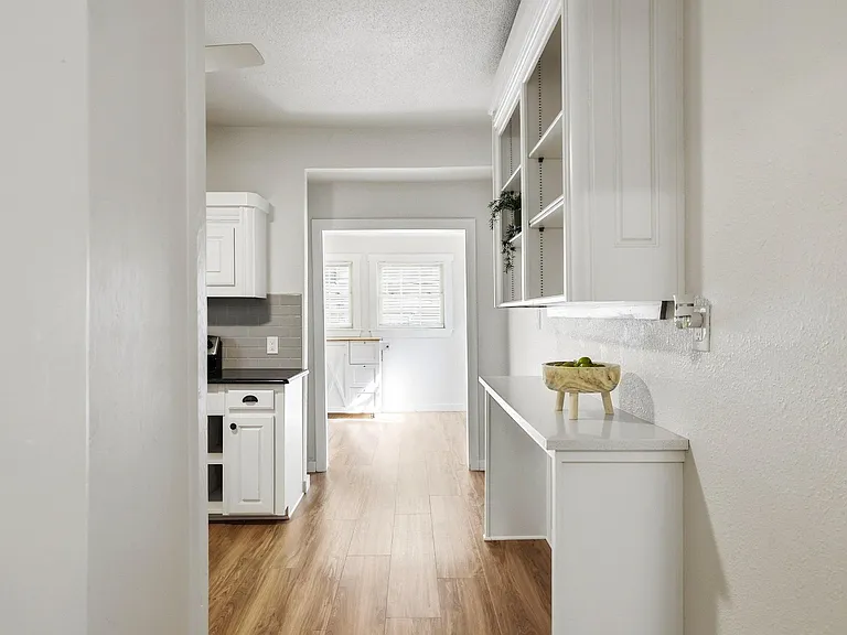 537 E Sears St — Photo 24