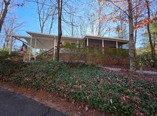 380 Country Woods Dr, Franklin, NC 28734