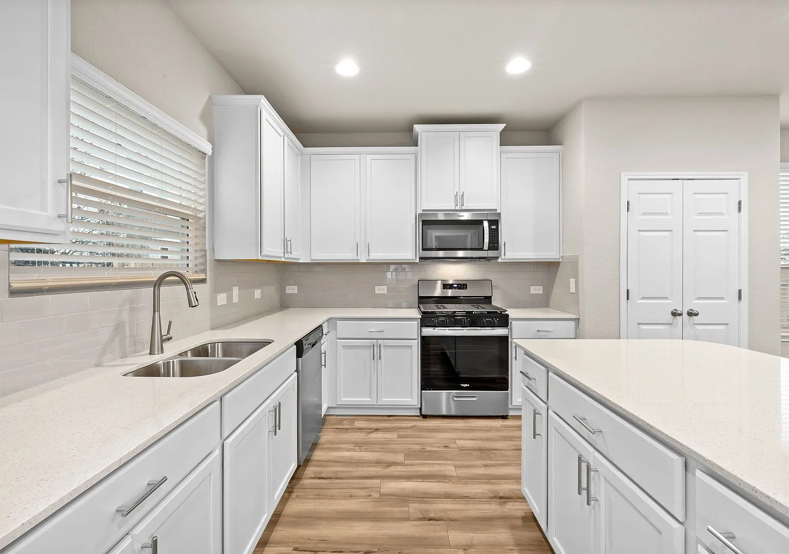 Beautiful 4bd/3.5ba Home! Upstairs Bonus Room & Faces Greenbelt in South Austin! — Photo 3