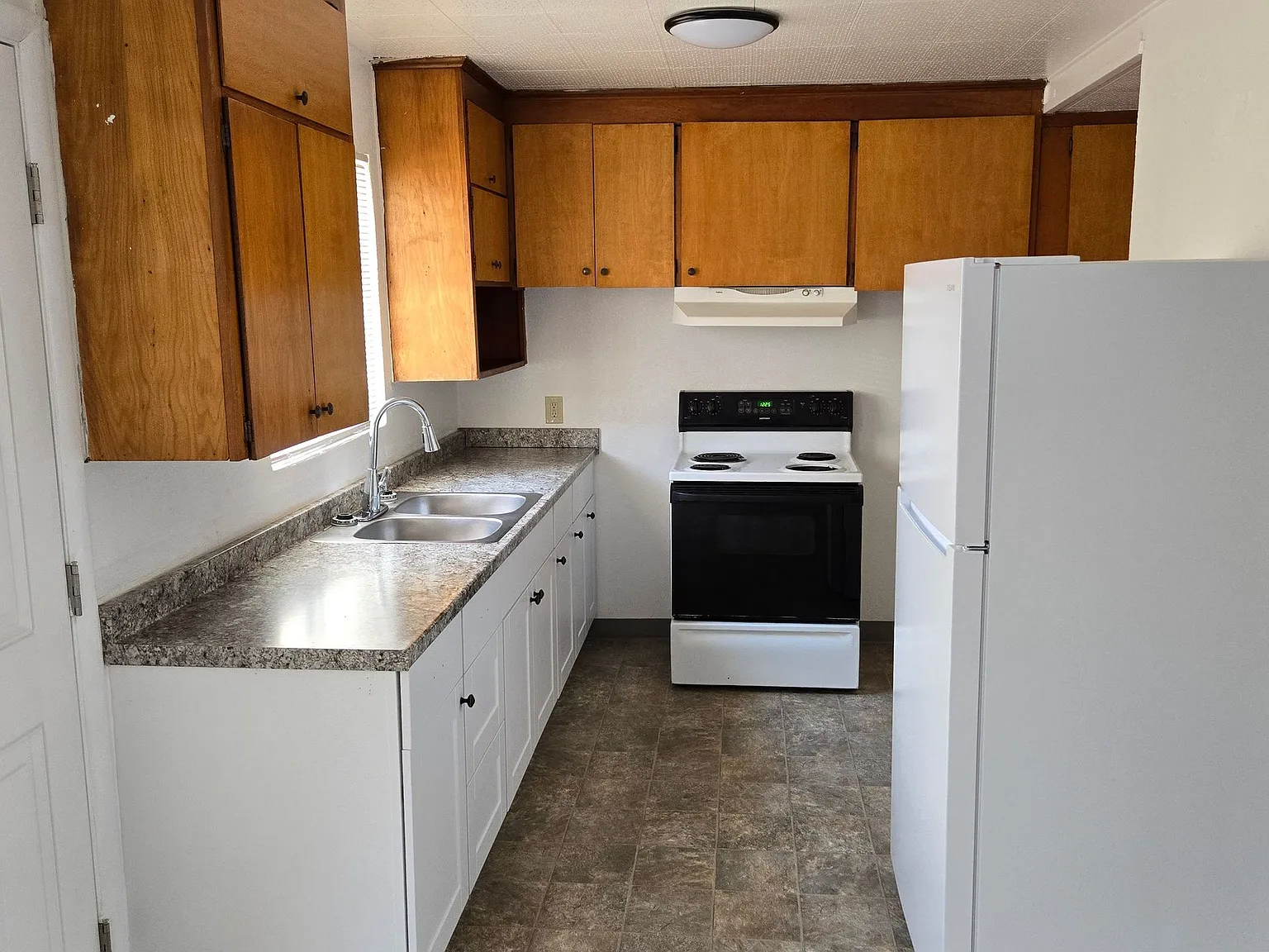 2 bedroom 1 bath Apartment - 91 NW 8th St — Photo 3