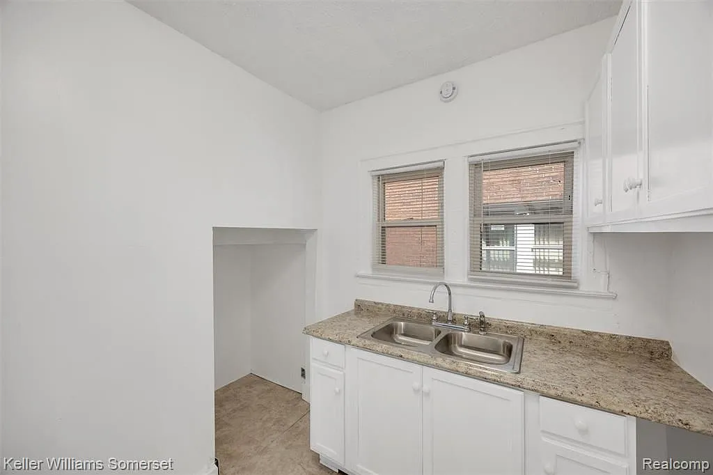 3 bed, 1.0 bath, 1056 sqft, $1,250 — Photo 4