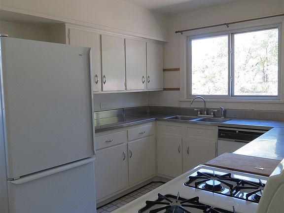 4th image of 3188 Villa St
