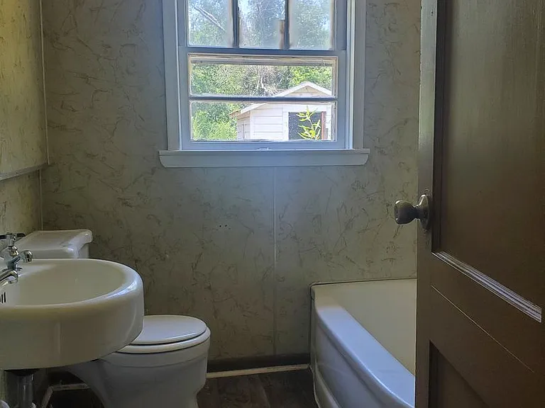 310 Savannah Ave — Photo 7