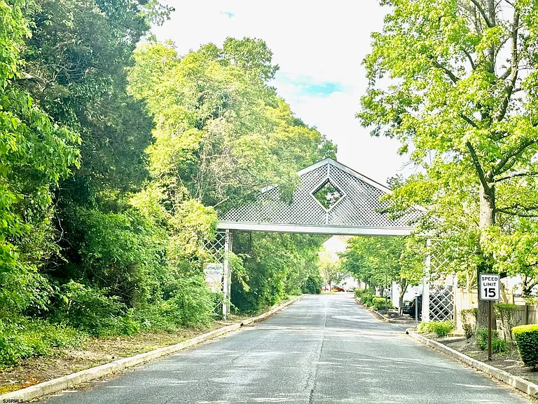 27 Oyster Bay Rd #G — Photo 6