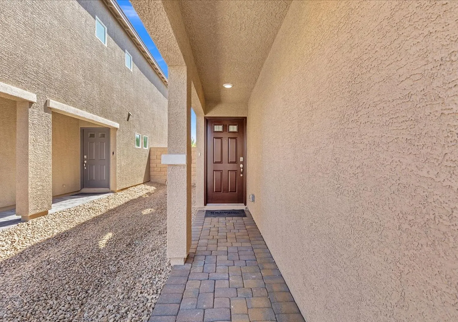 Modern 4-Bedroom Home with Turf Backyard in Gated Community — Photo 3