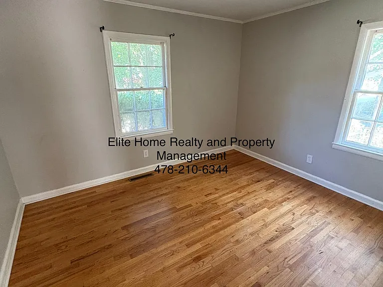 4322 Fairfax Dr — Photo 9