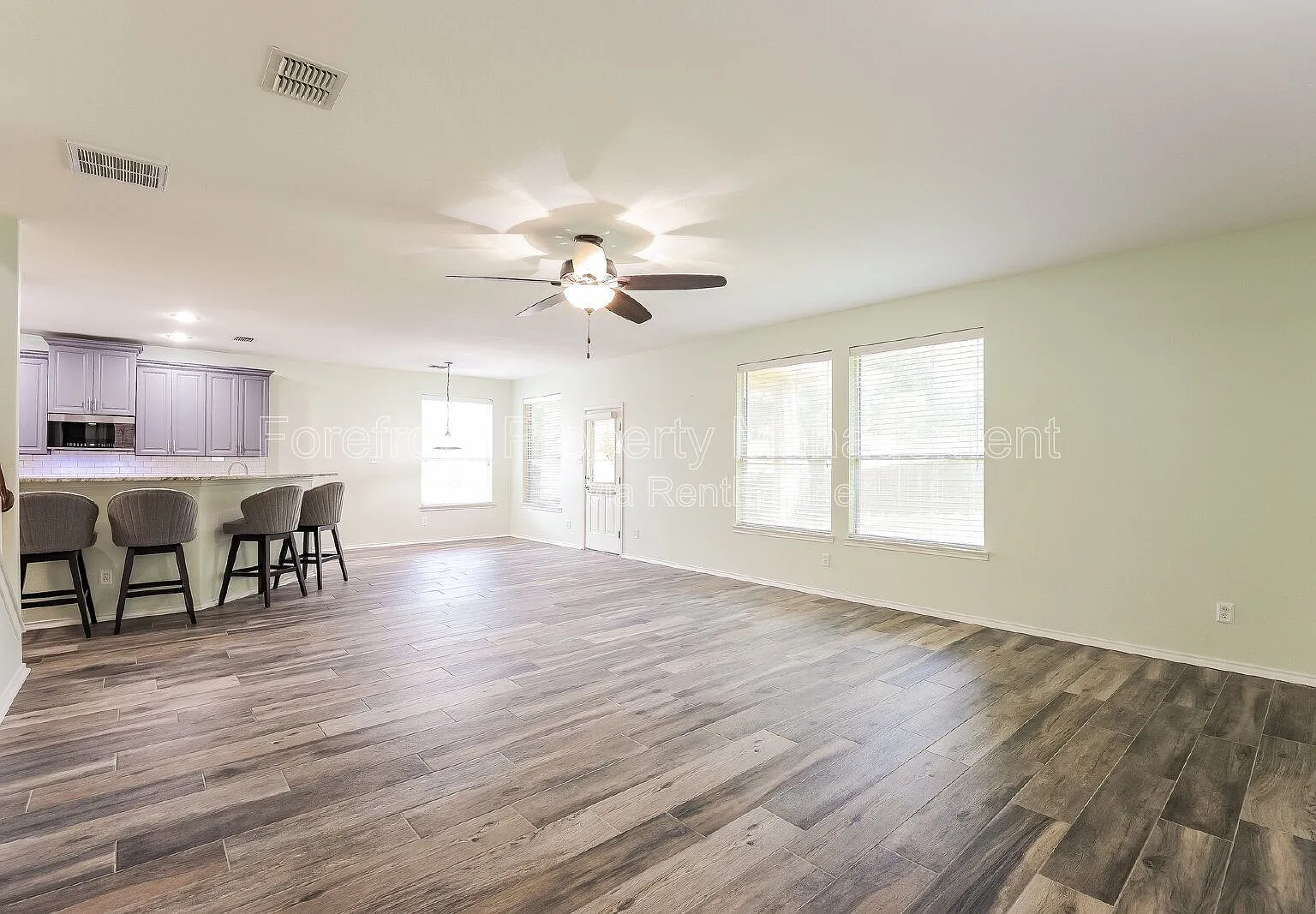 4 bed, 3.0 bath, 2704 sqft, $2,250 — Photo 4