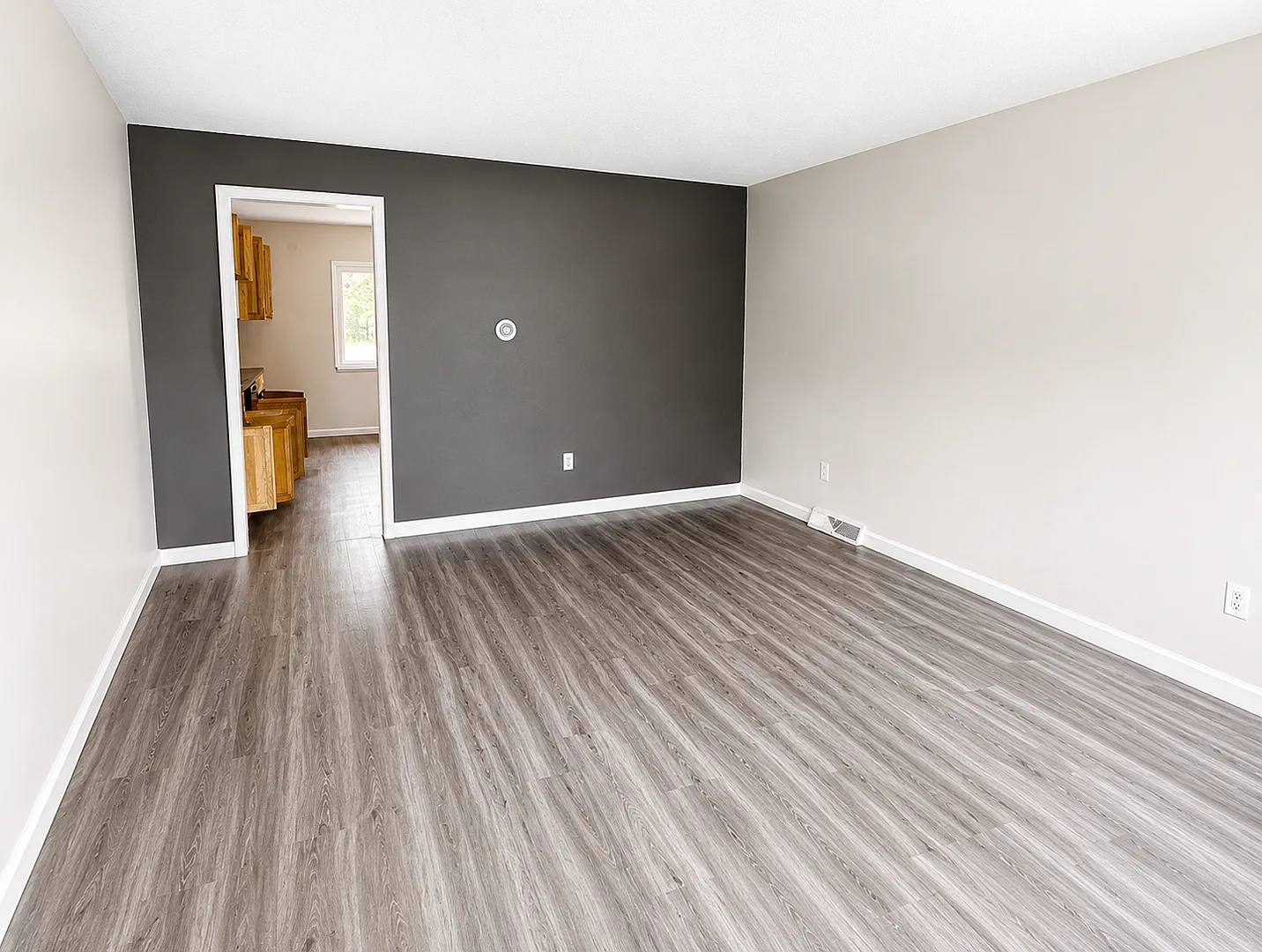 Beautifully Renovated 4BR Retreat with Spacious Yard in North Columbus — Photo 3