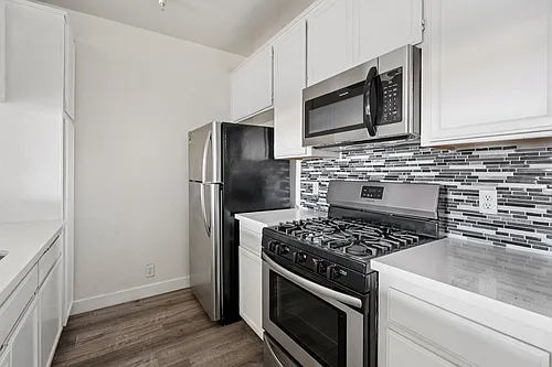 11657 Oxnard Str. Photo 1