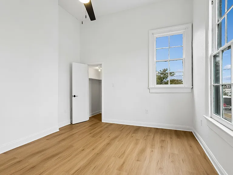 2050 Clio St — Photo 3