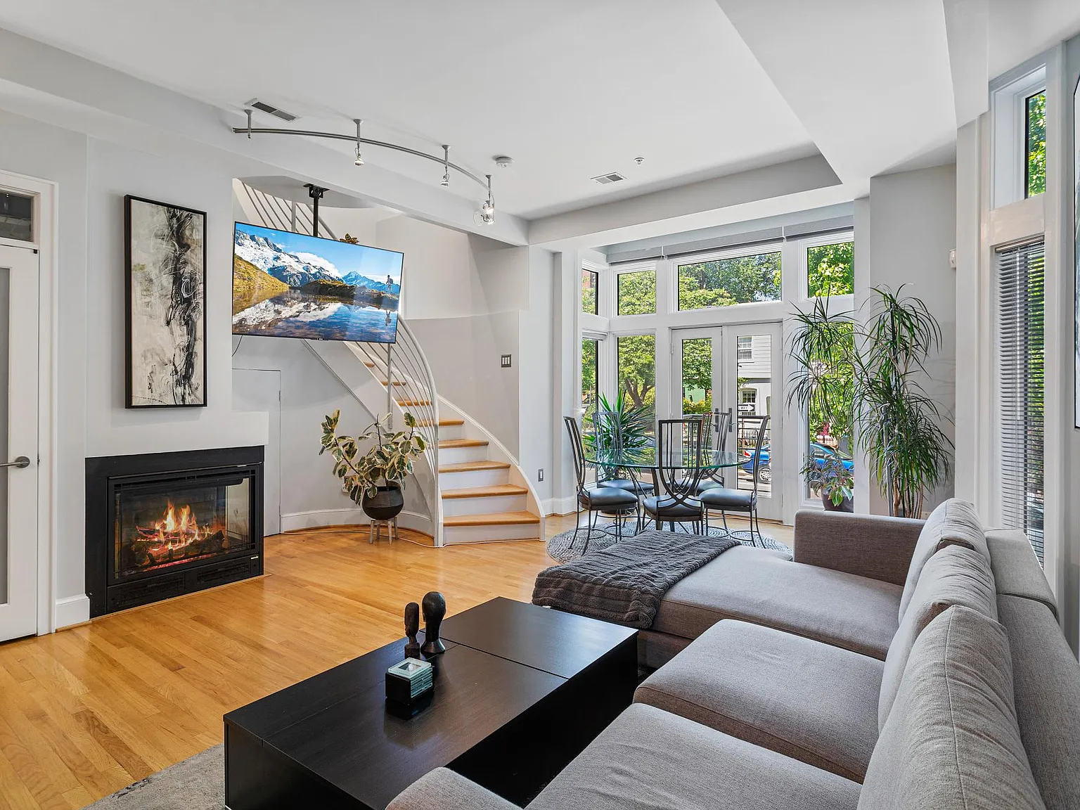 2 bed, 2.5 bath, 1113 sqft, $4,250 — Photo 1