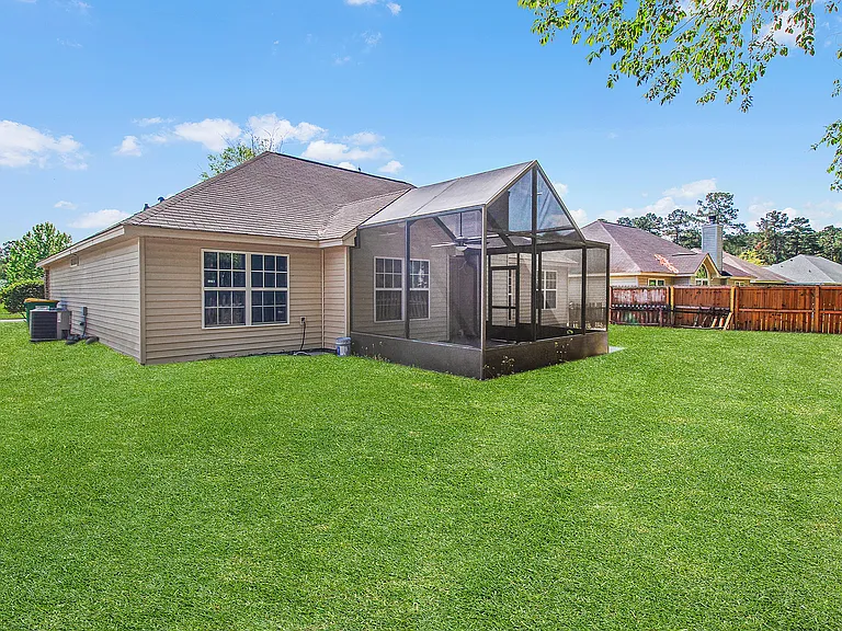 132 Pampas Dr — Photo 40