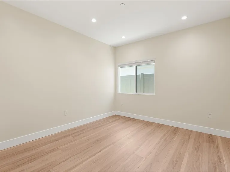 14924 Kittridge St — Photo 11