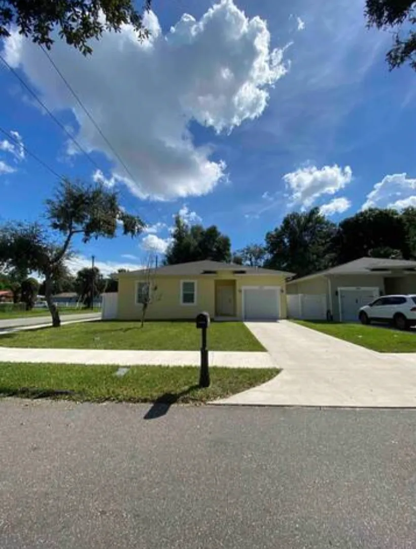 2427 Mallory Ave — Photo 2