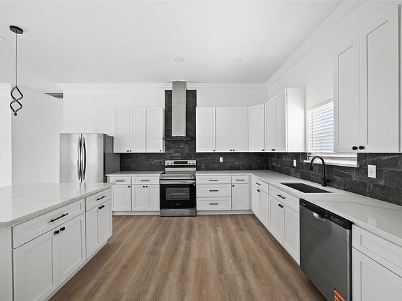 4th image of 302 E Glenwood
