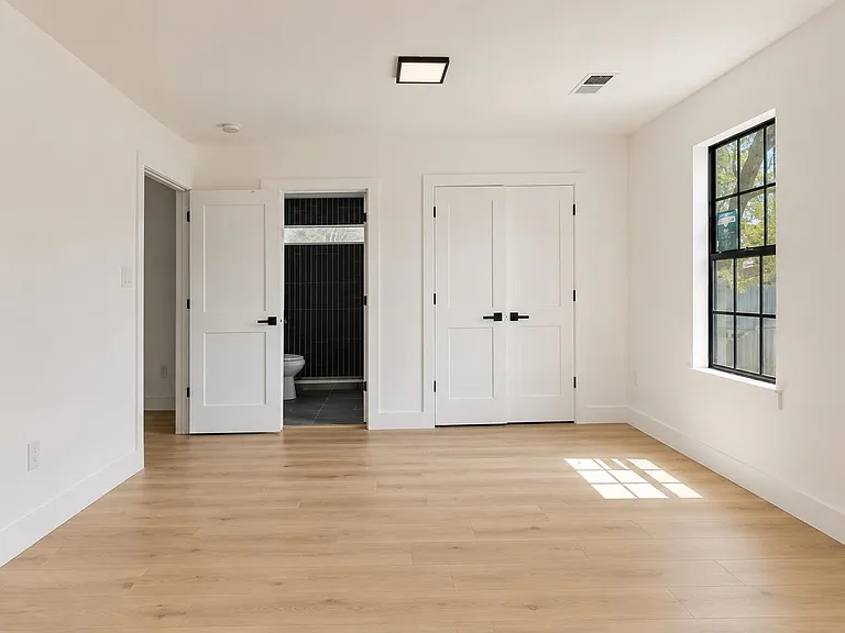 960 Blythe St — Photo 13