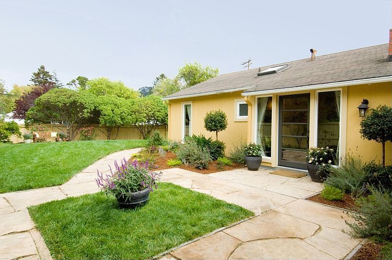 Entrance to expansive lawns