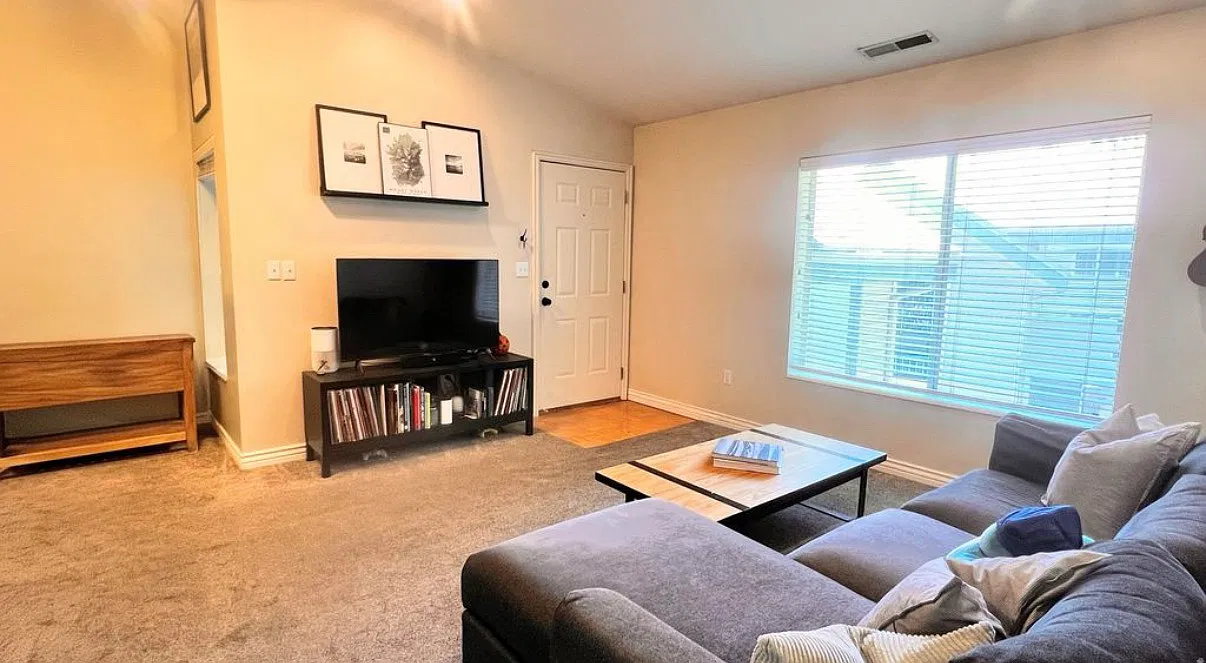 3 bed, 1.5 bath, 1039 sqft, $1,750 — Photo 1