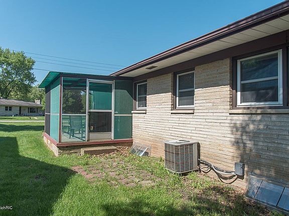 3rd image of 105 Lynn Dr