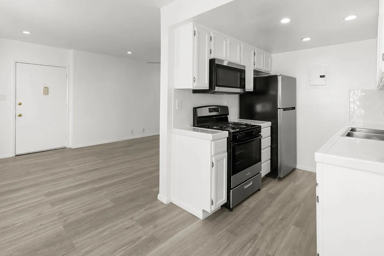 1 bed, 1.0 bath, $2,500 — Photo 3