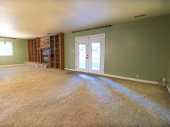 3rd image of 1821 S Royal Oaks Dr