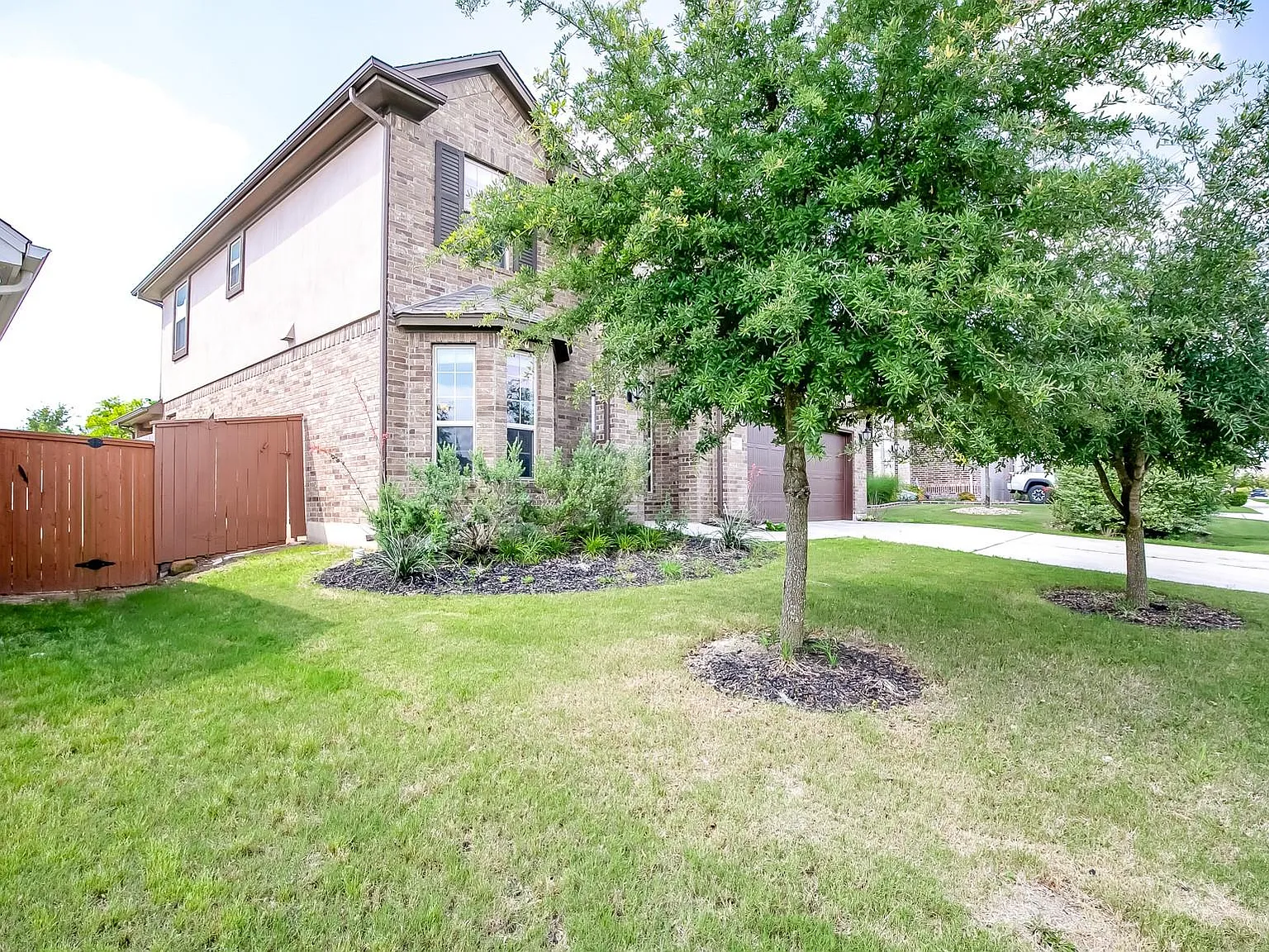 4 bed, 3.5 bath, 2596 sqft, $2,749 — Photo 2