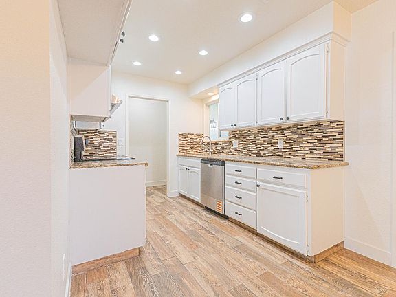 5th image of 300 Walnut St