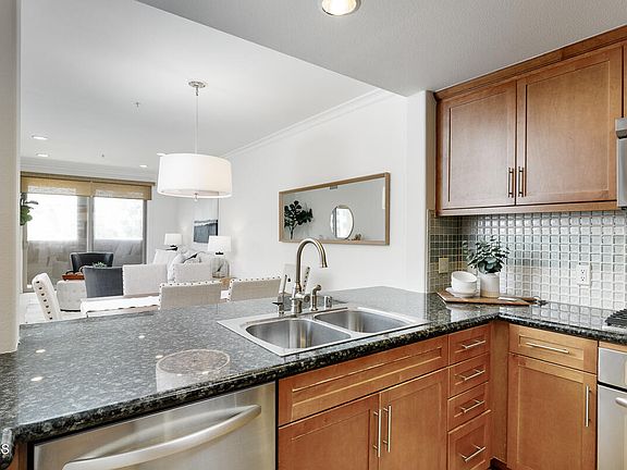 5th image of 931 E Walnut St Unit 406