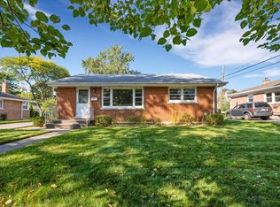 821 Lakeside Dr, Wheaton, IL 60187